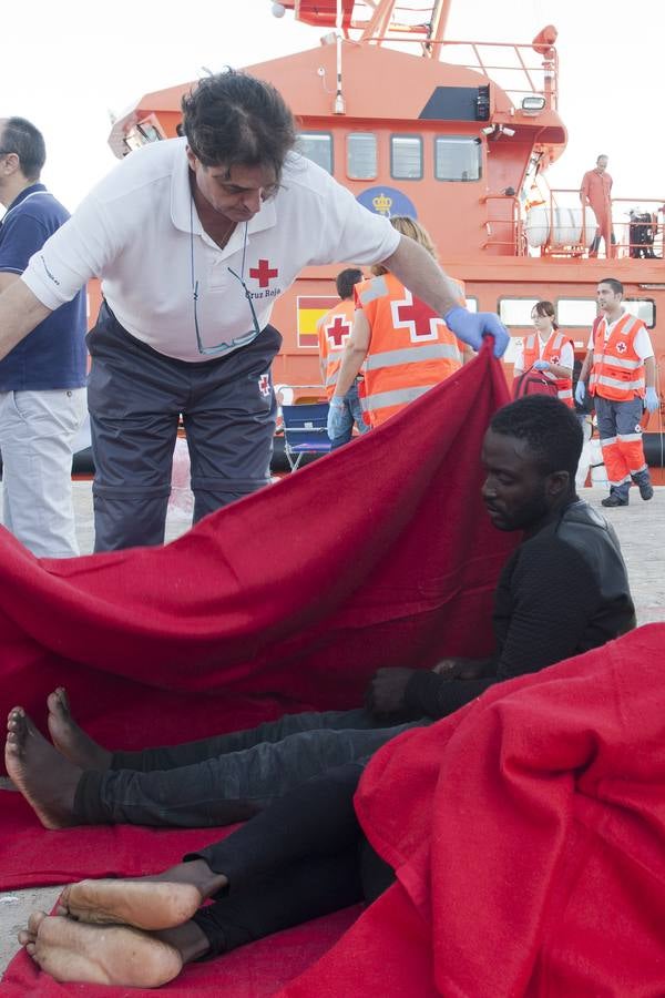 La llegada a Málaga de los supervivientes de una patera naufragada, en imágenes