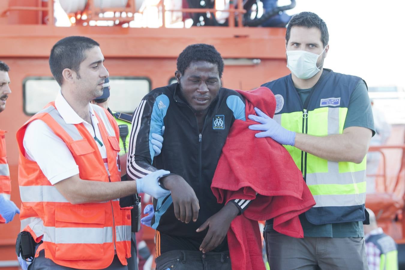 La llegada a Málaga de los supervivientes de una patera naufragada, en imágenes