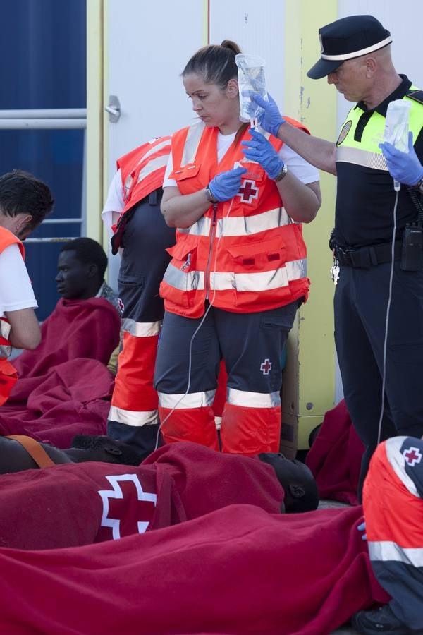 La llegada a Málaga de los supervivientes de una patera naufragada, en imágenes