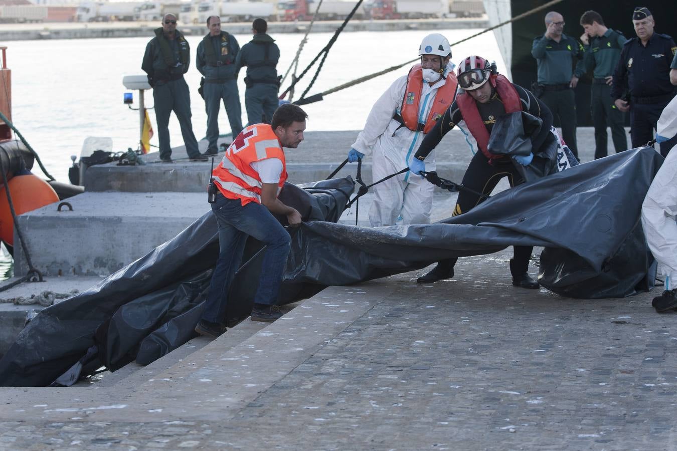 La llegada a Málaga de los supervivientes de una patera naufragada, en imágenes