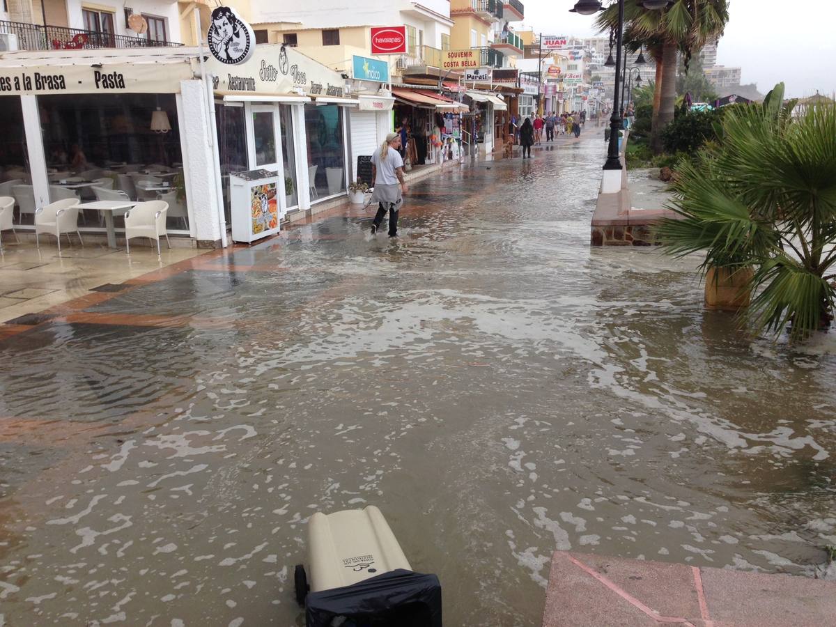 Playa de la Carihuela, anegada. 