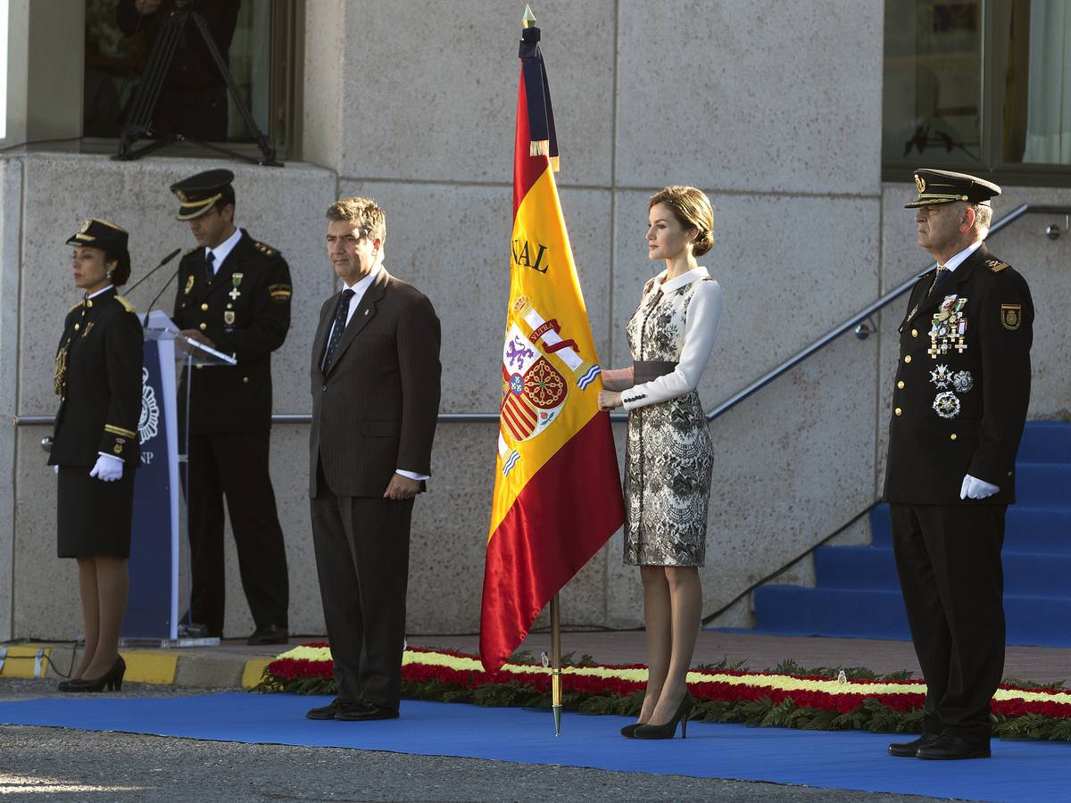 La Reina preside la entrega de la bandera de España a la Policía Nacional