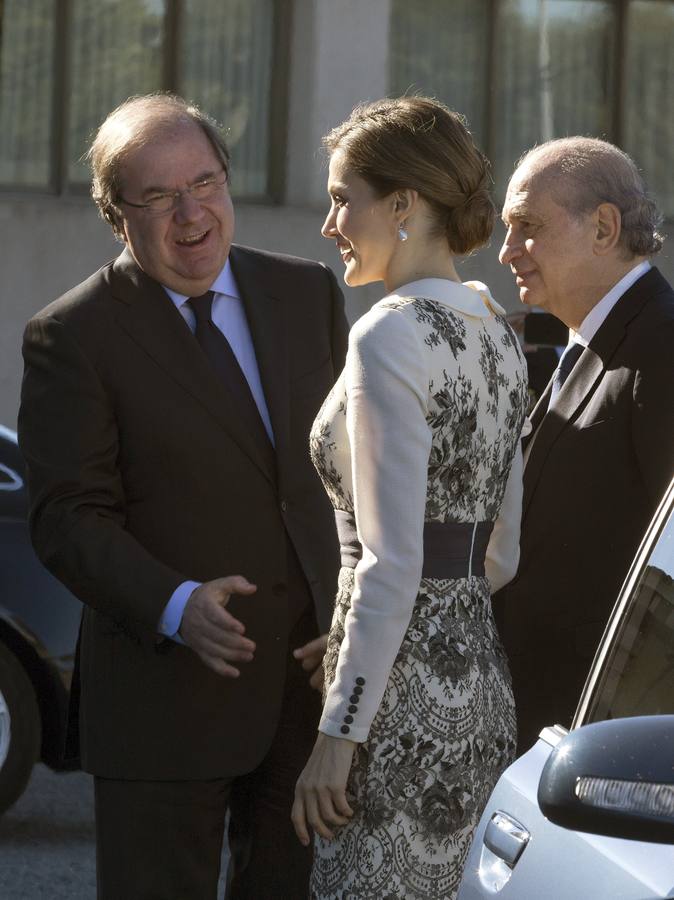 La Reina preside la entrega de la bandera de España a la Policía Nacional