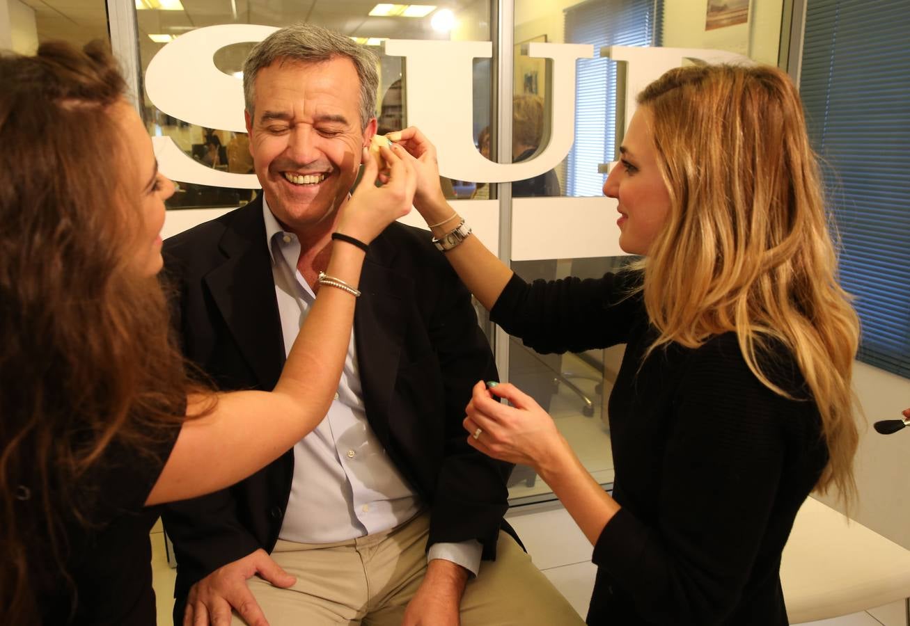 El candidato al Congreso por el PP, José María García Urbano, en plena sesión de maquillaje.