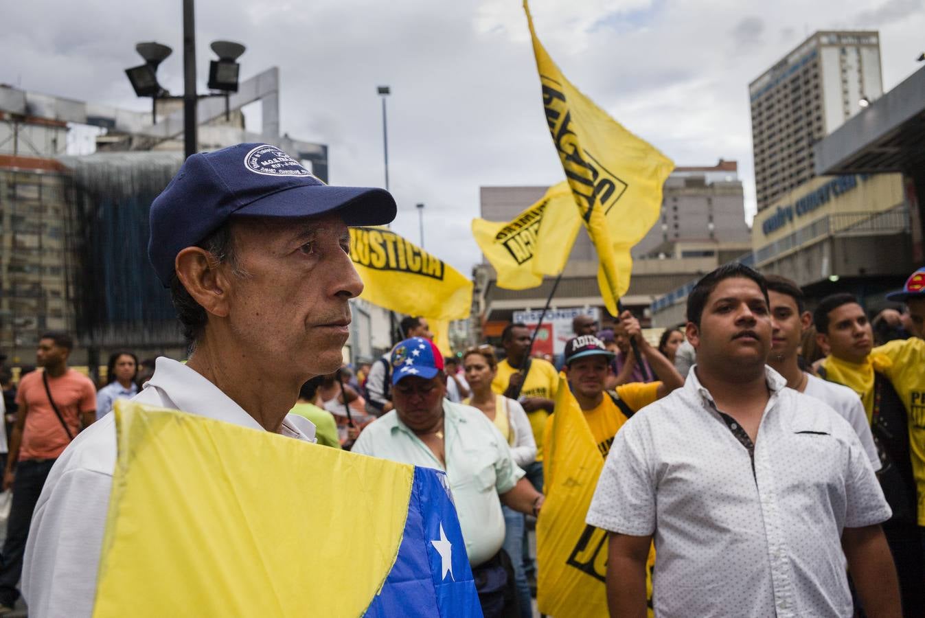 Opositores durante el cierre de campaña electoral en Venezuela.