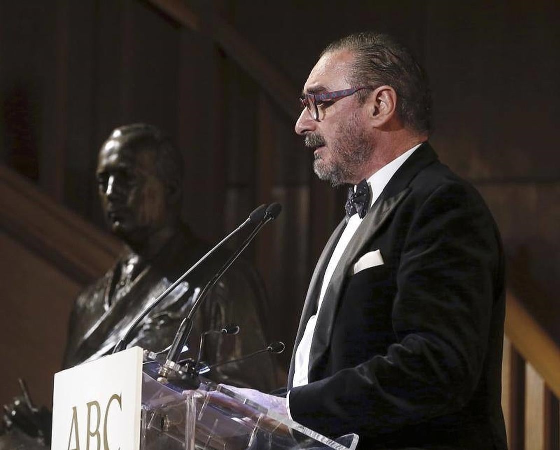 El periodista español Carlos Herrera, durante su intervención tras recibir el galardón Mariano de Cavia, en la entrega de los Premios Internacionales de Periodismo del diario ABC.