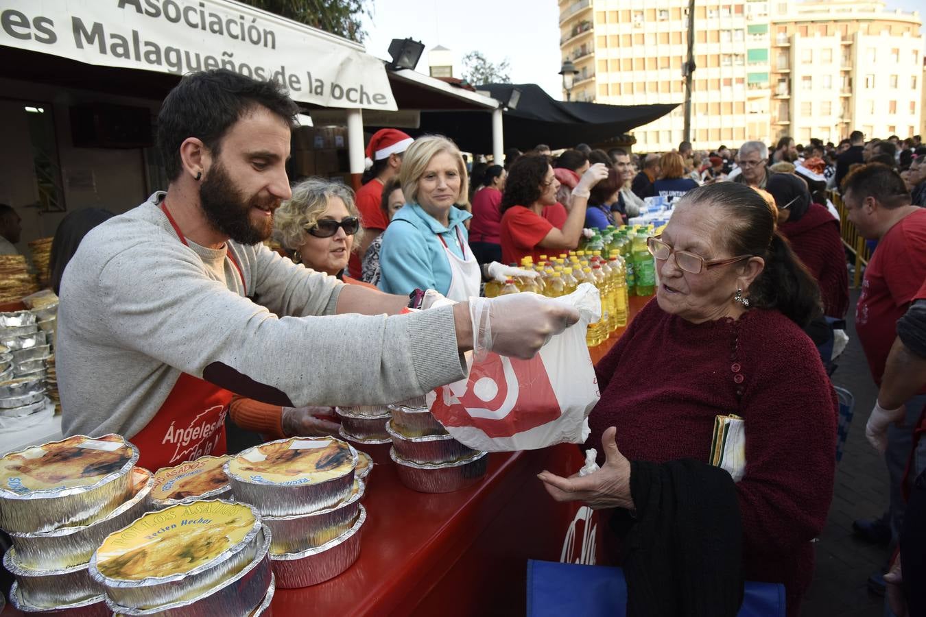 Los Ángeles Malagueños de la Noche reparten menús de Nochebuena