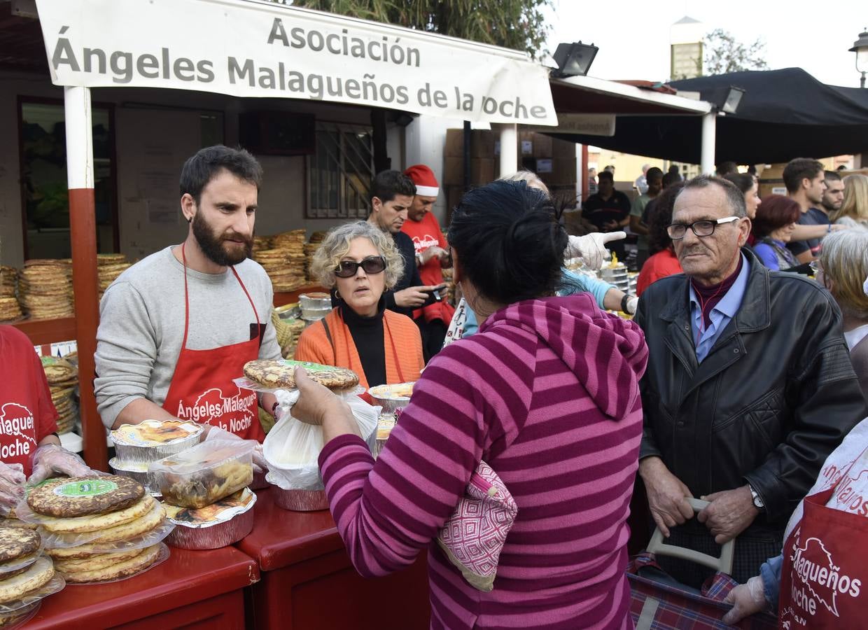 Los Ángeles Malagueños de la Noche reparten menús de Nochebuena