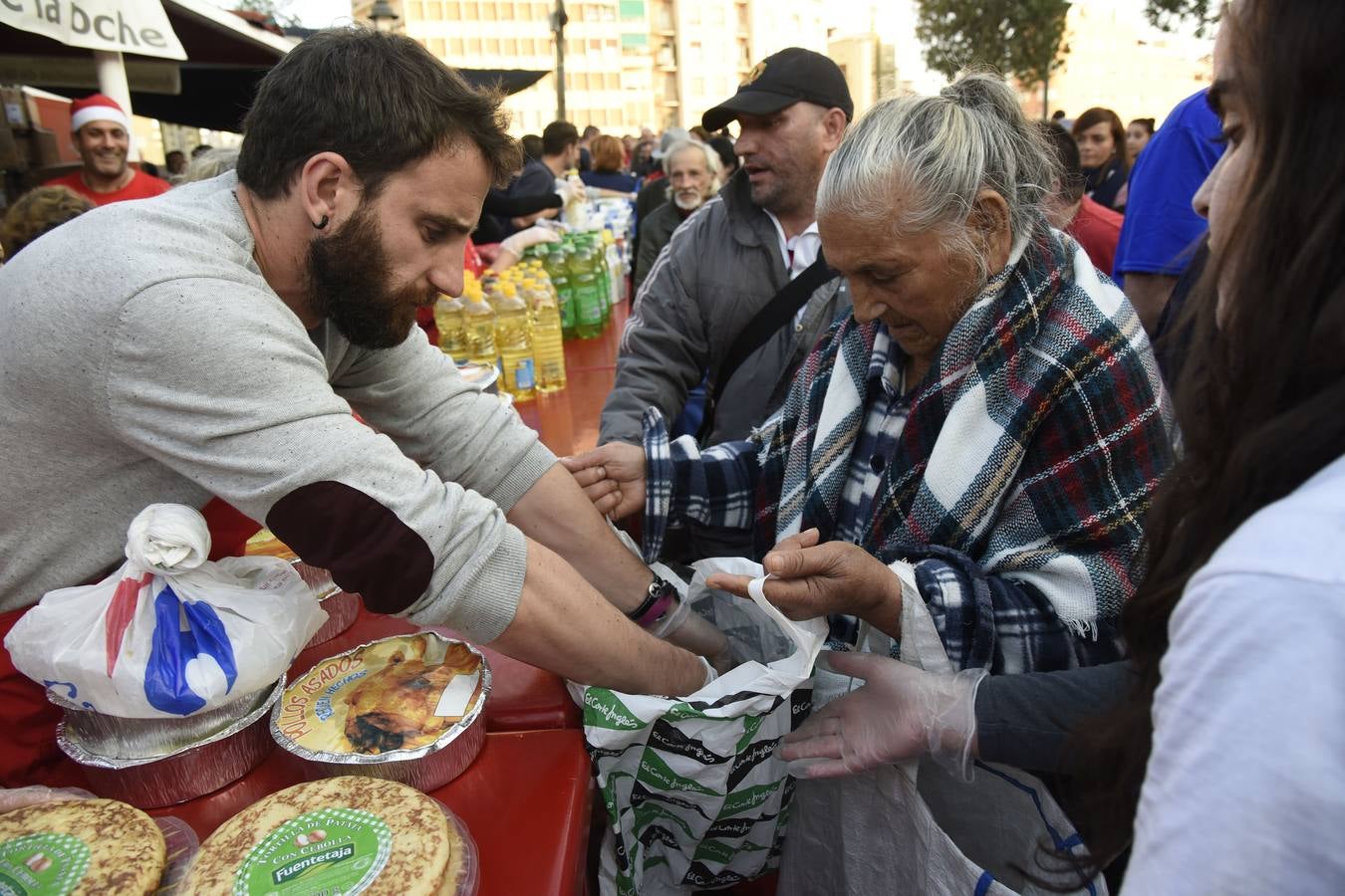 Los Ángeles Malagueños de la Noche reparten menús de Nochebuena