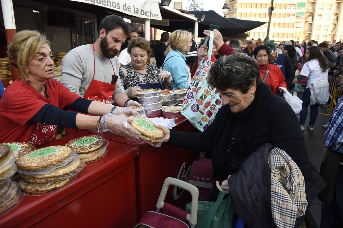 Los Ángeles Malagueños de la Noche reparten menús de Nochebuena