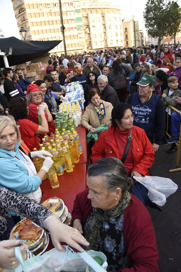 Los Ángeles Malagueños de la Noche reparten menús de Nochebuena