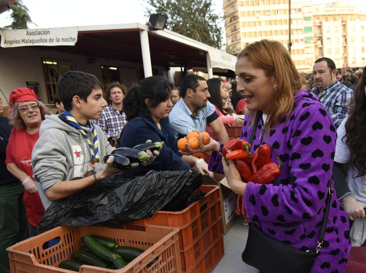 Los Ángeles Malagueños de la Noche reparten menús de Nochebuena