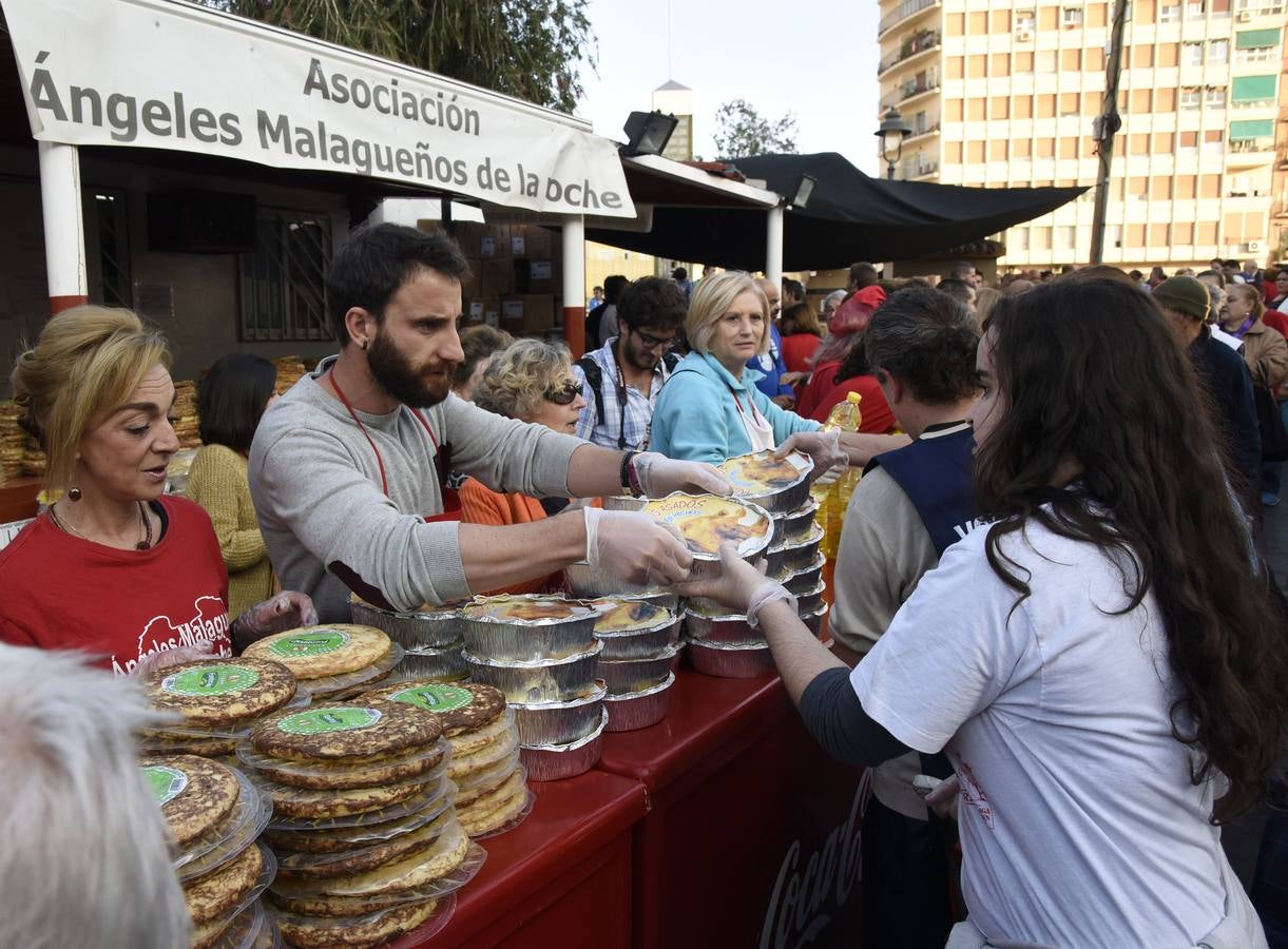 Los Ángeles Malagueños de la Noche reparten menús de Nochebuena