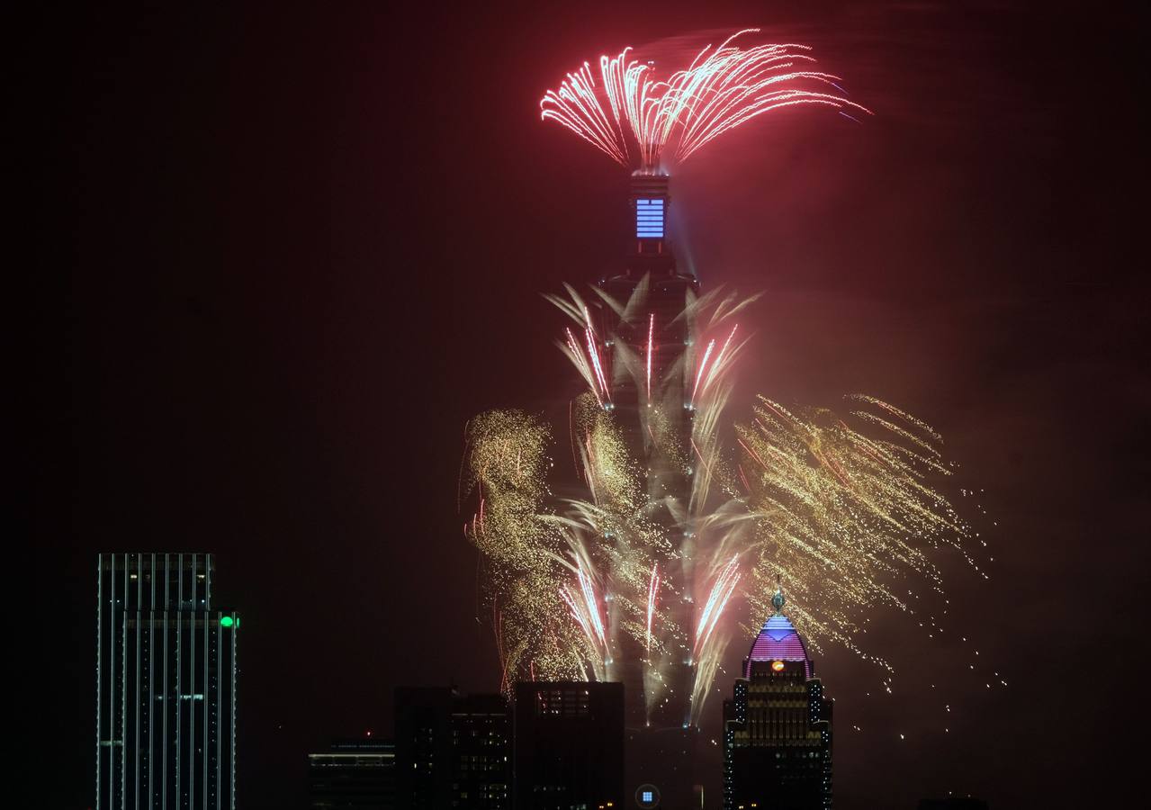 El mundo da la bienvenida a 2016