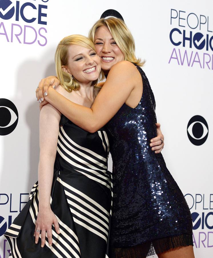 Melissa Rauch y Kaley Cuoco, actrices de 'The Big Bang Theory', posan sobre la alfombra roja.