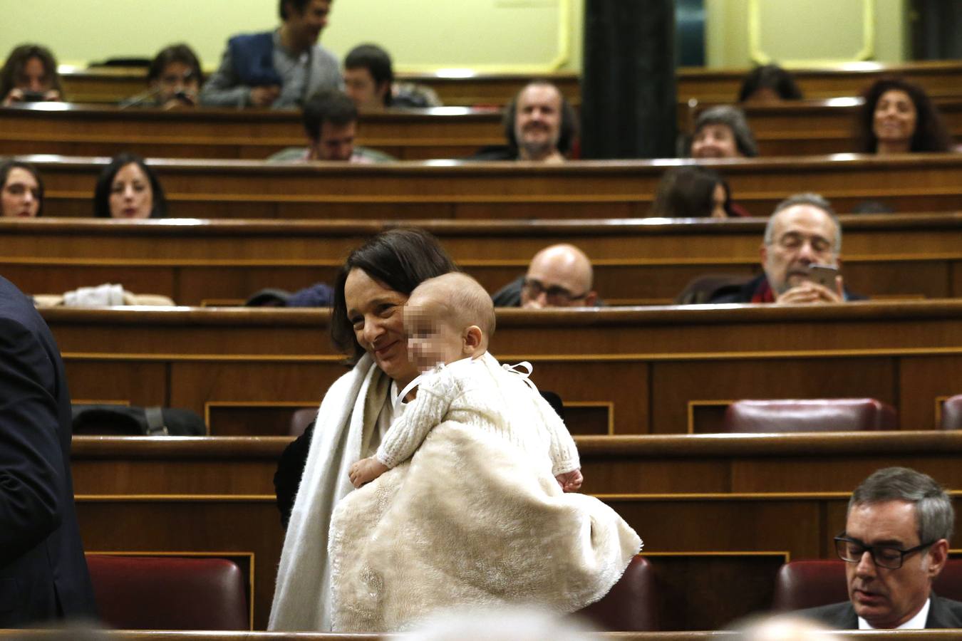 Carolina Bescansa acude a la sesión constituva del Congreso de los Diputados con su bebé