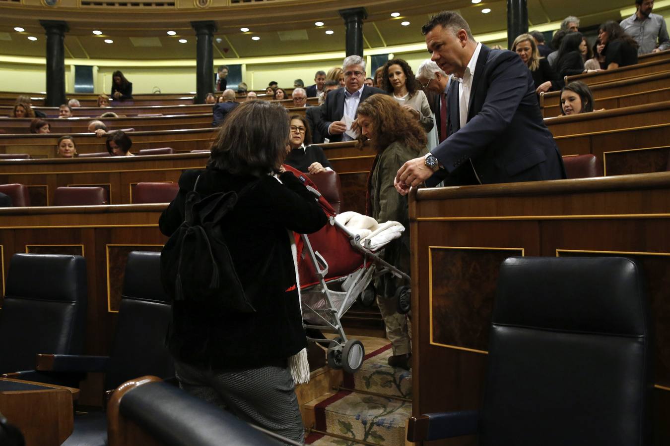 Carolina Bescansa acude a la sesión constituva del Congreso de los Diputados con su bebé