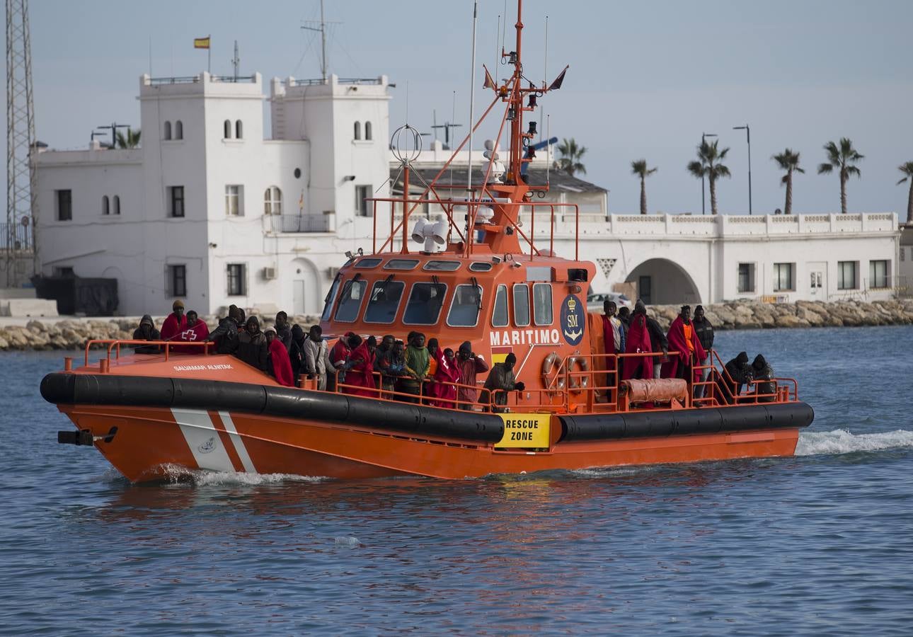 Rescatada una patera con 52 inmigrantes en Málaga