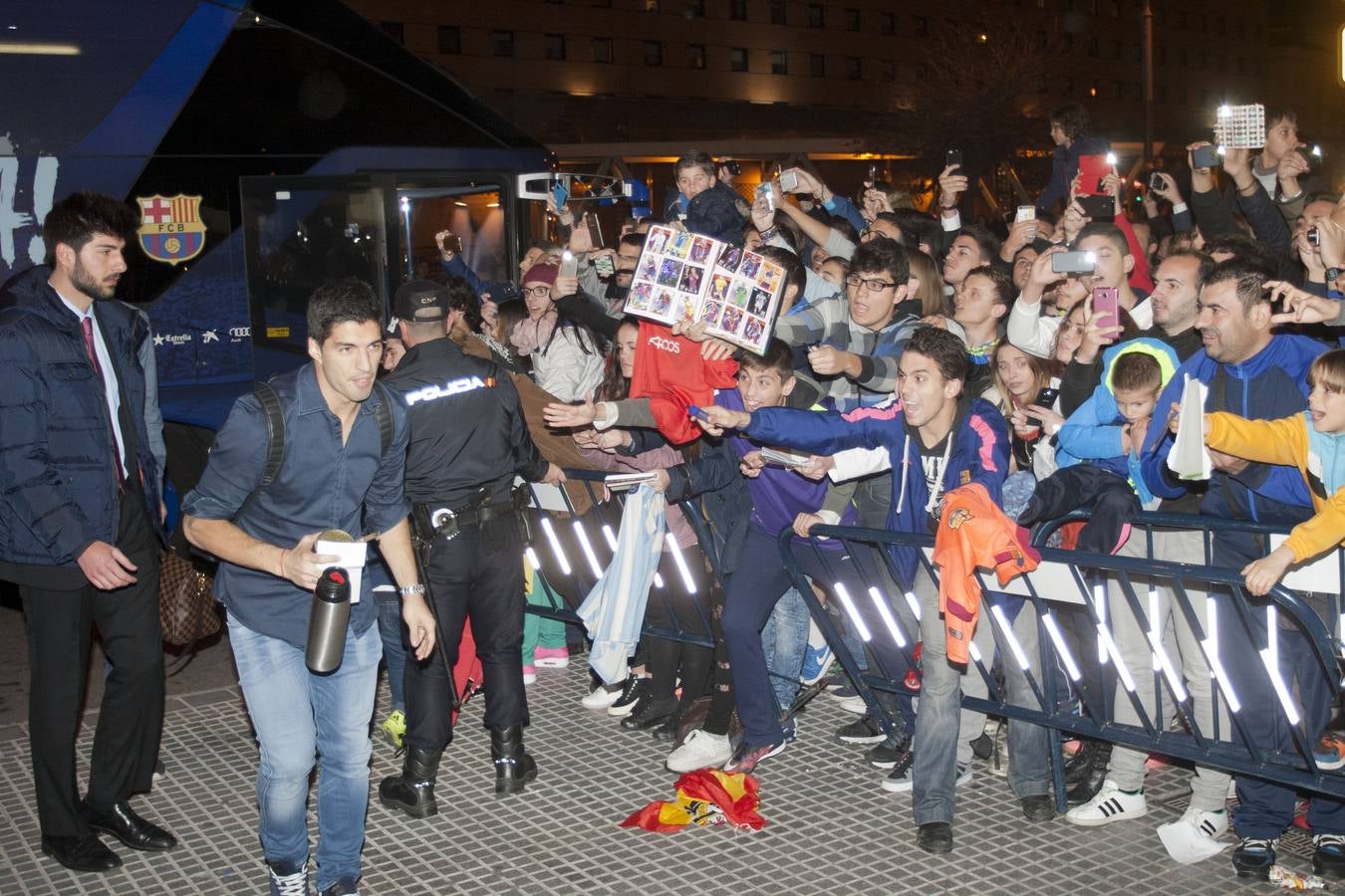 Muchos aficionados recibieron al Barcelona a su llegada a Málaga