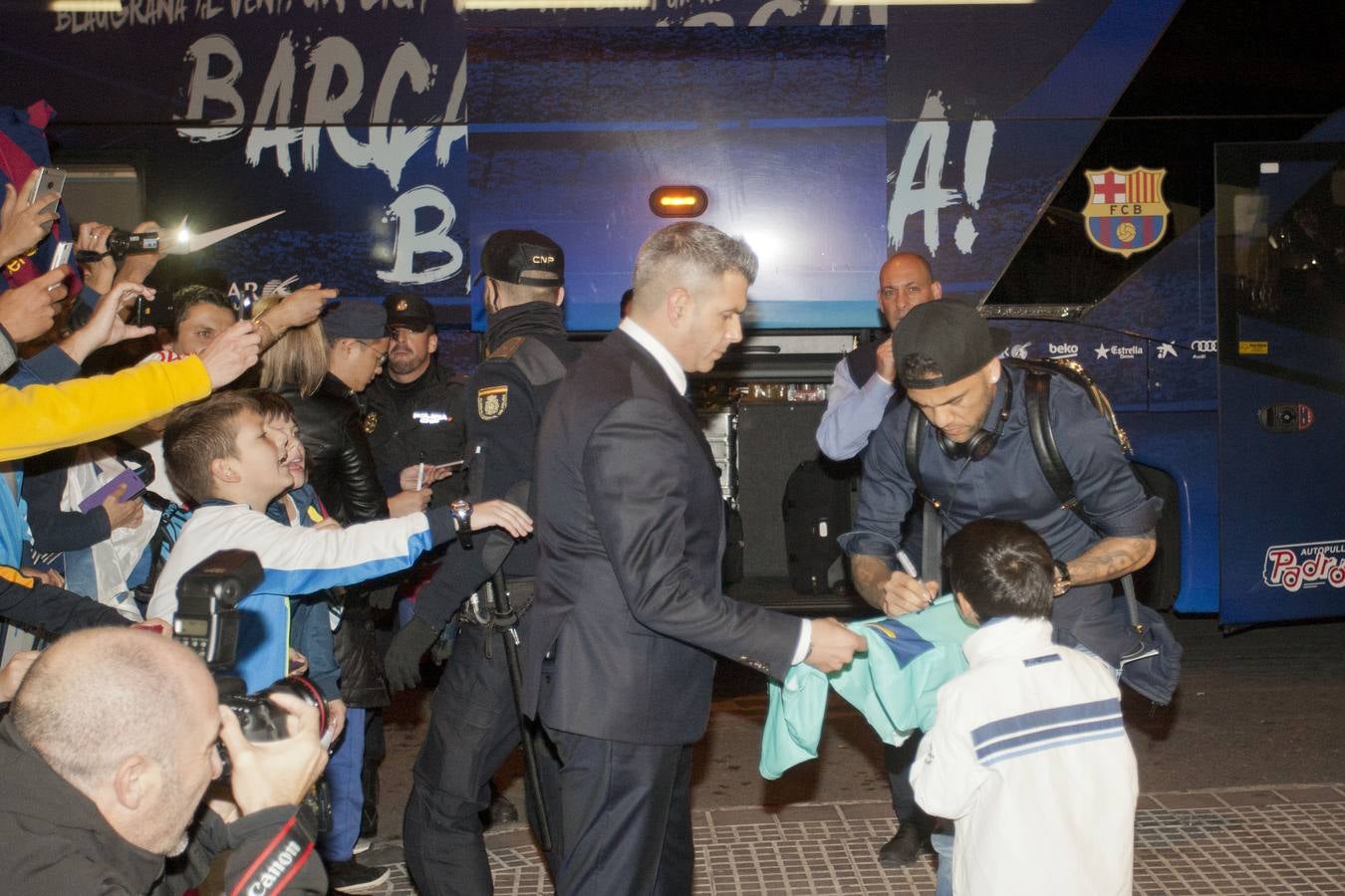 Muchos aficionados recibieron al Barcelona a su llegada a Málaga