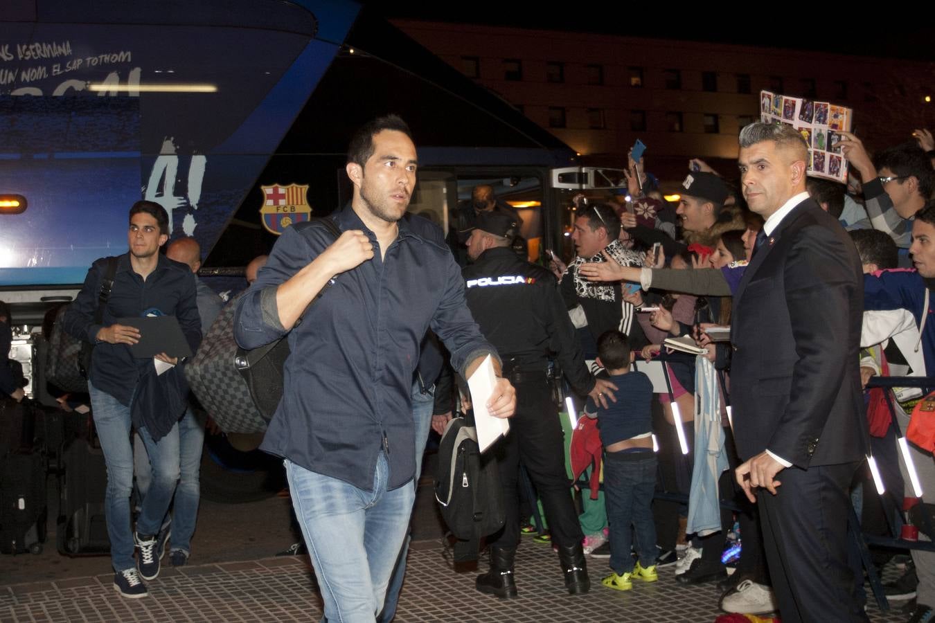 Muchos aficionados recibieron al Barcelona a su llegada a Málaga