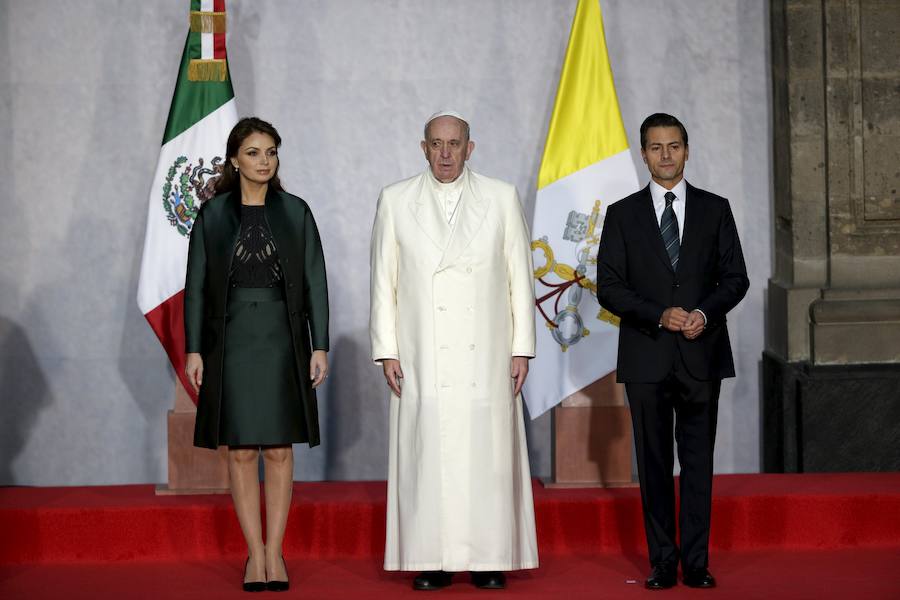 El papa Francisco, junto al presidente de México, Enrique Pena Nieto, y la primera dama, Angélica Rivera, en el Palacio Nacional de México.