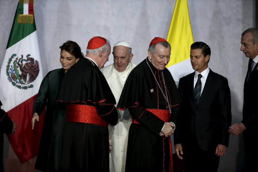 El papa Francisco, junto al presidente de México, Enrique Pena Nieto, y la primera dama, Angélica Rivera, en el Palacio Nacional de México.