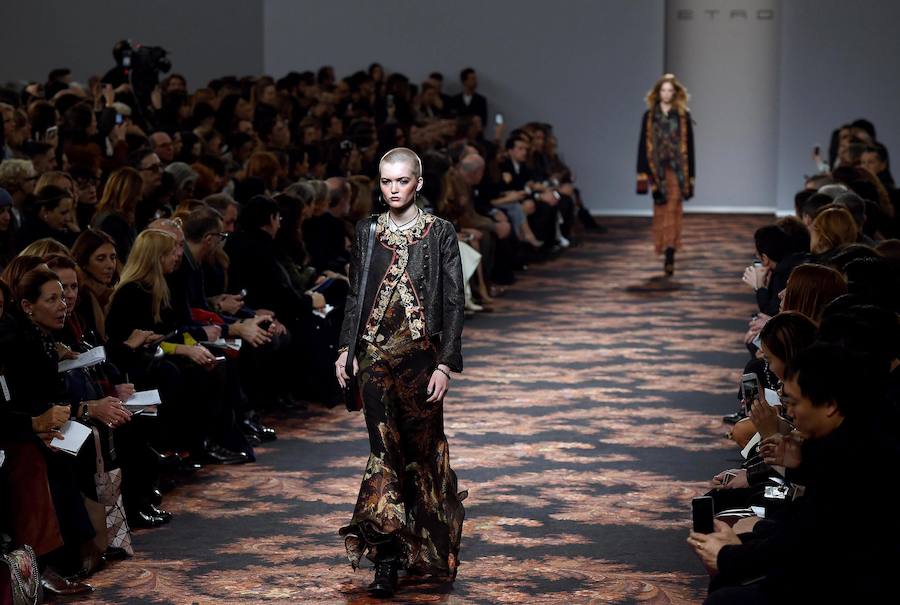 La moda del próximo otoño e invierno se exhibe en Milán