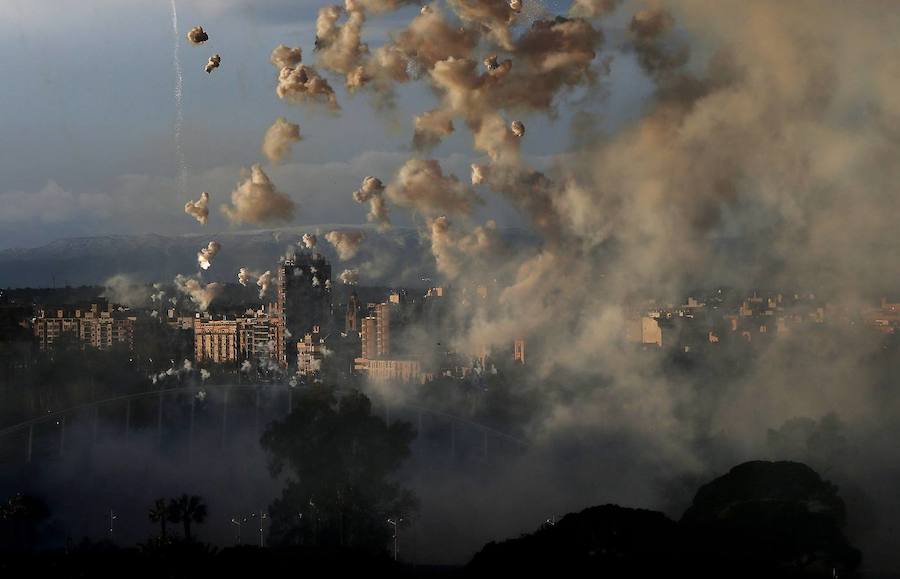 Una espectacular mascletà aérea abre las Fallas 2016