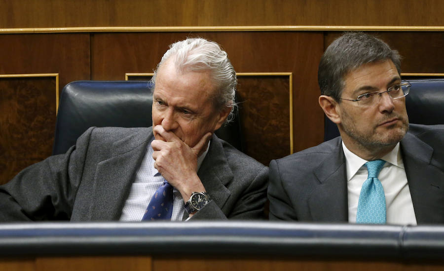 Los ministros en funciones de Justicia, Rafael Catalá (d), y Defensa, Pedro Morenés (i), durante la intervención de Pedro Sánchez.