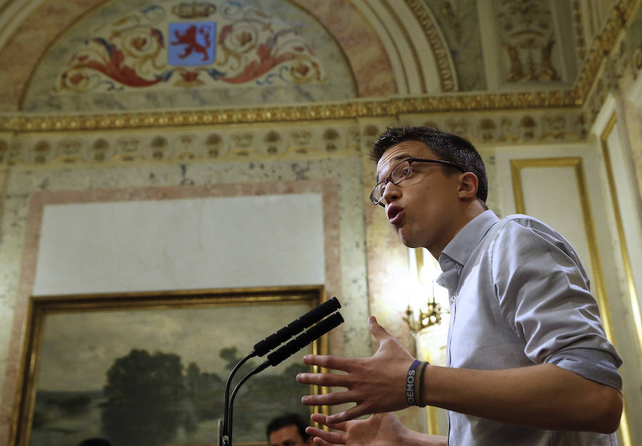 El portavoz de Podemos en el Congreso, Íñigo Errejón, durante la rueda de prensa posterior a la primera jornada de la sesión de investidura.