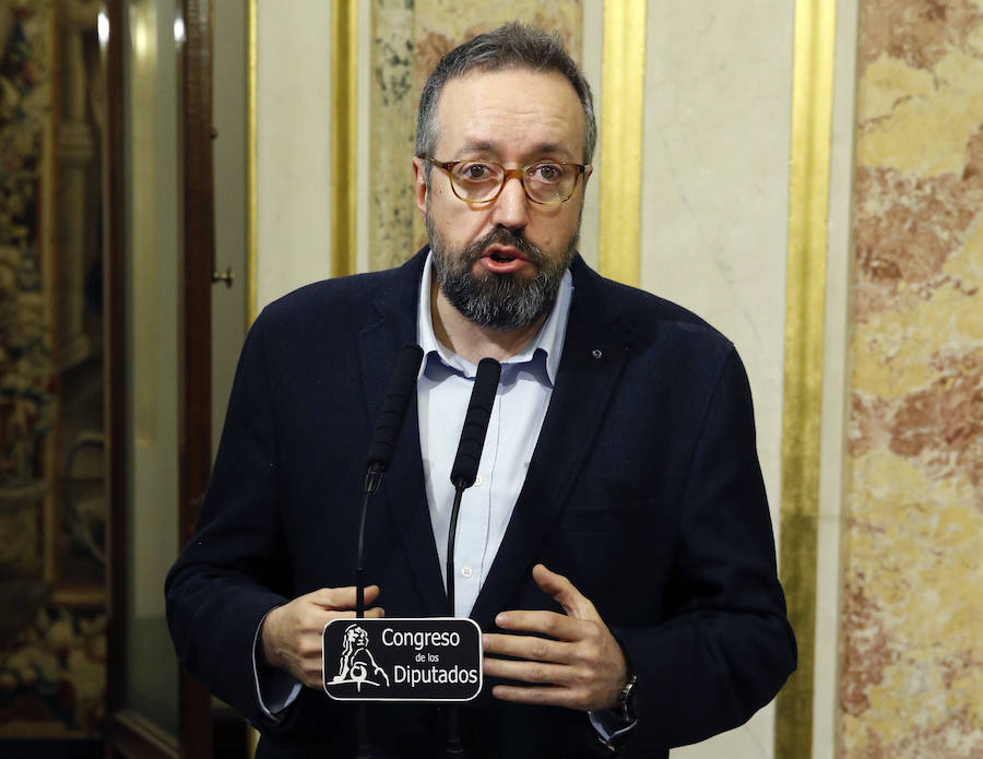 El portavoz de Ciudadanos en el Congreso, Juan Carlos Girauta, durante la rueda de prensa posterior a la primera jornada de la sesión de investidura.