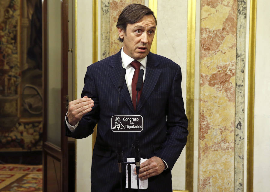 El portavoz del PP en el Congreso, Rafael Hernando, durante la rueda de prensa posterior a la primera jornada de la sesión de investidura del líder socialista.