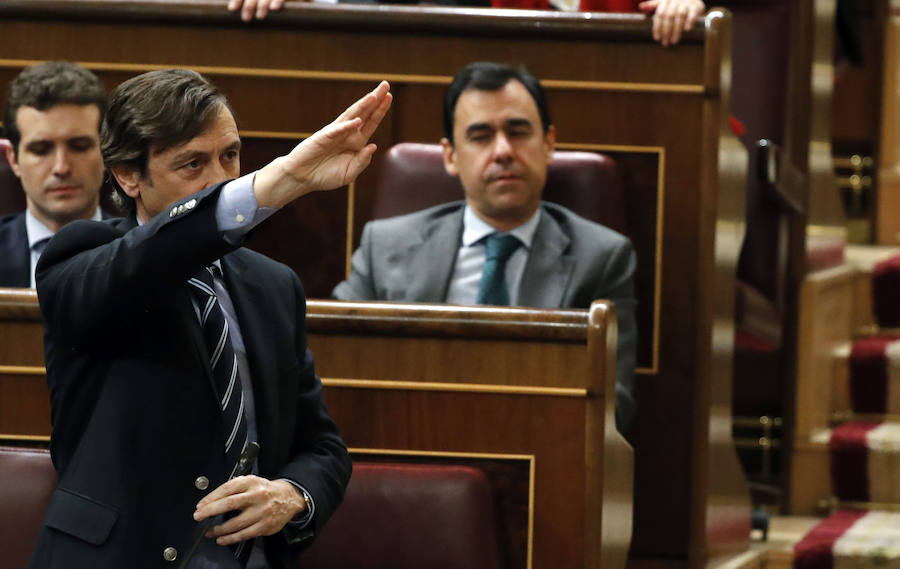 El portavoz del PP en el Congreso, Rafael Hernando, pide la palabra desde su escaño durante la sesión plenaria.