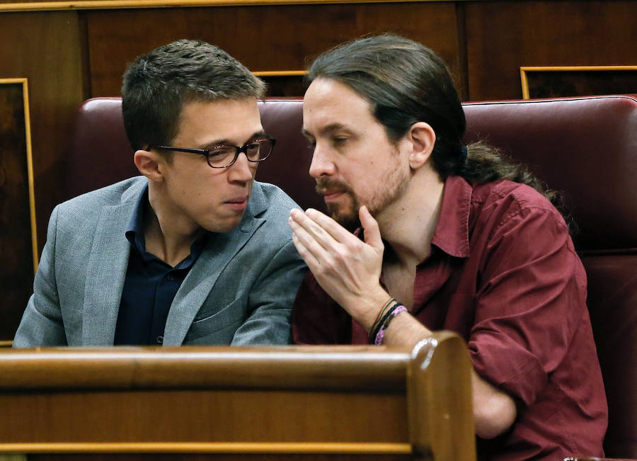 Pablo Iglesias conversa con Íñigo Errejón desde su escaño.