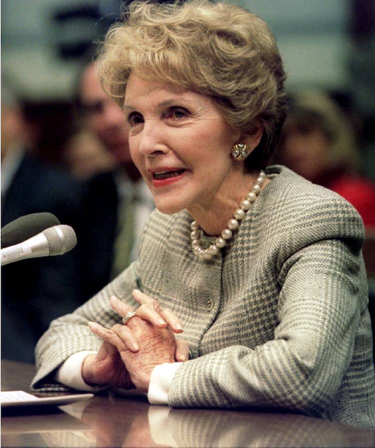 Nancy Reagan, impulsora de la campaña 'Di No' contra las drogas, habla ante el subcomité de reformas en Washington en 1995.