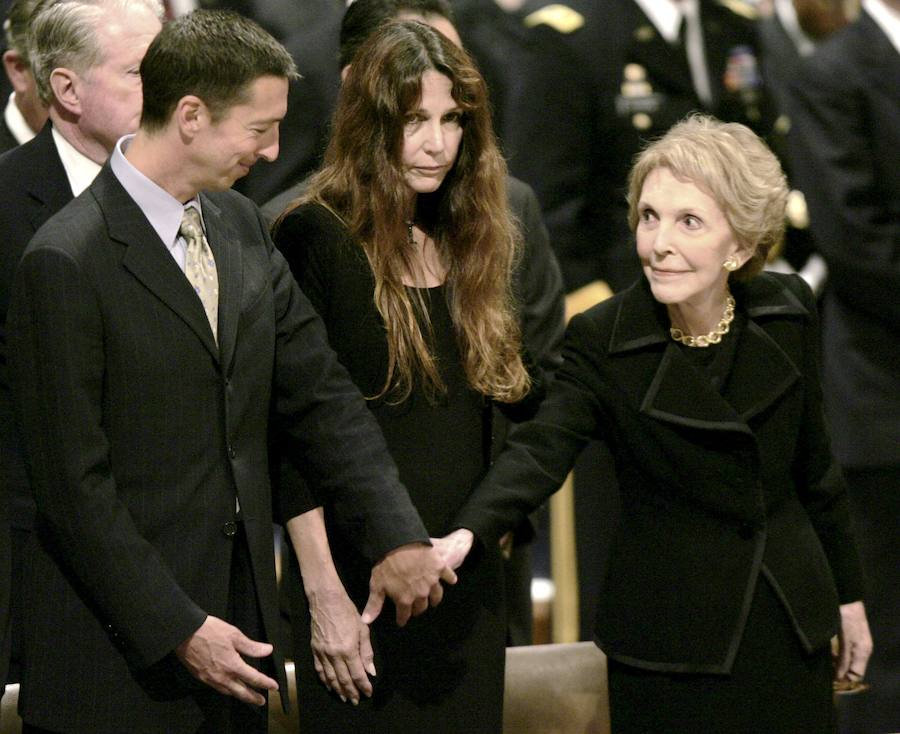 Nancy Reagan, junto a Ron Reagan Jr. y Patti Davis durante el funeral por Ronald Reagan en Washington en 2004.