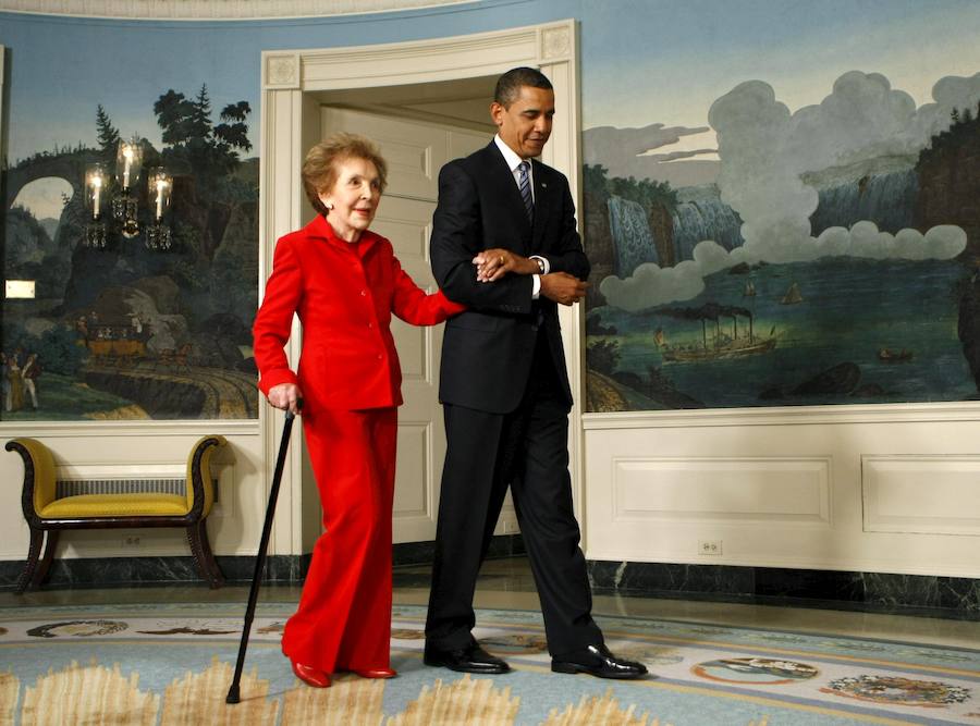 2009 shows El presidente Barack Obama, junto a Nancy Reagan en un acto en homenaje a su marido en la Casa Blanca en 2009.