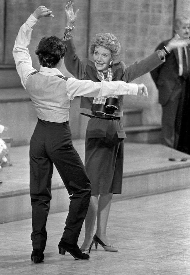 Fotografía de archivo, tomada el 7 de mayo de 1985, de Nancy Reagan bailando con uno de los alumnos de la Escuela de Danza del Teatro Real de Madrid durante su visita oficial a España.