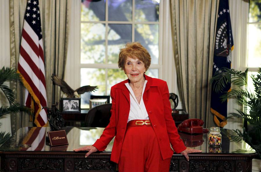 Nancy Reagan posa en una réplica del Despacho Oval en la Biblioteca Presidencial Ronald Reagan en Simi Valley, California, en el año 2011.