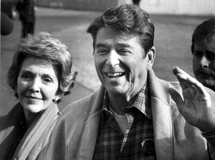 Nancy y Ronald Reagan regresan a la Casa Blanca tras pasar un fin de semana en Camp David en 1982.