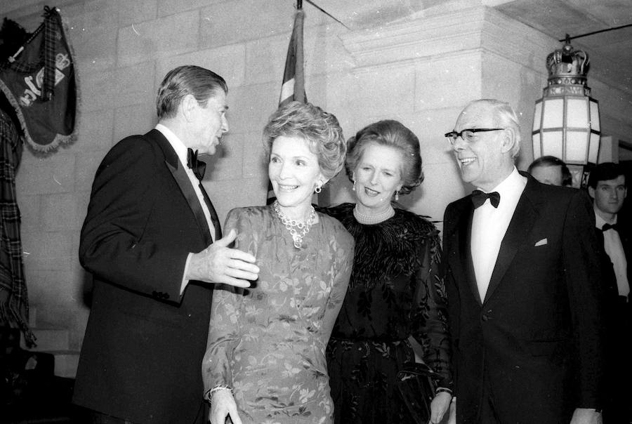 De i a d: Ronald Reagan, Nancy Reagan, la primera ministra británica Margaret Thatcher y su marido Dennis en la embajada británica en Washington.