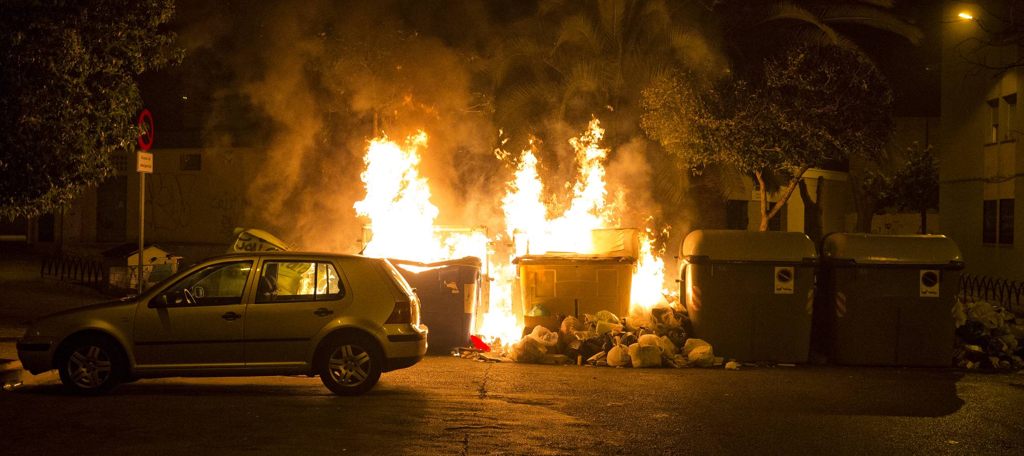 Una noche en llamas: SUR acompaña a los servicios de emergencias en la madrugada más conflictiva de la huelga de basura