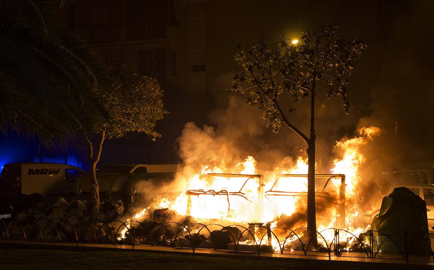 Una noche en llamas: SUR acompaña a los servicios de emergencias en la madrugada más conflictiva de la huelga de basura