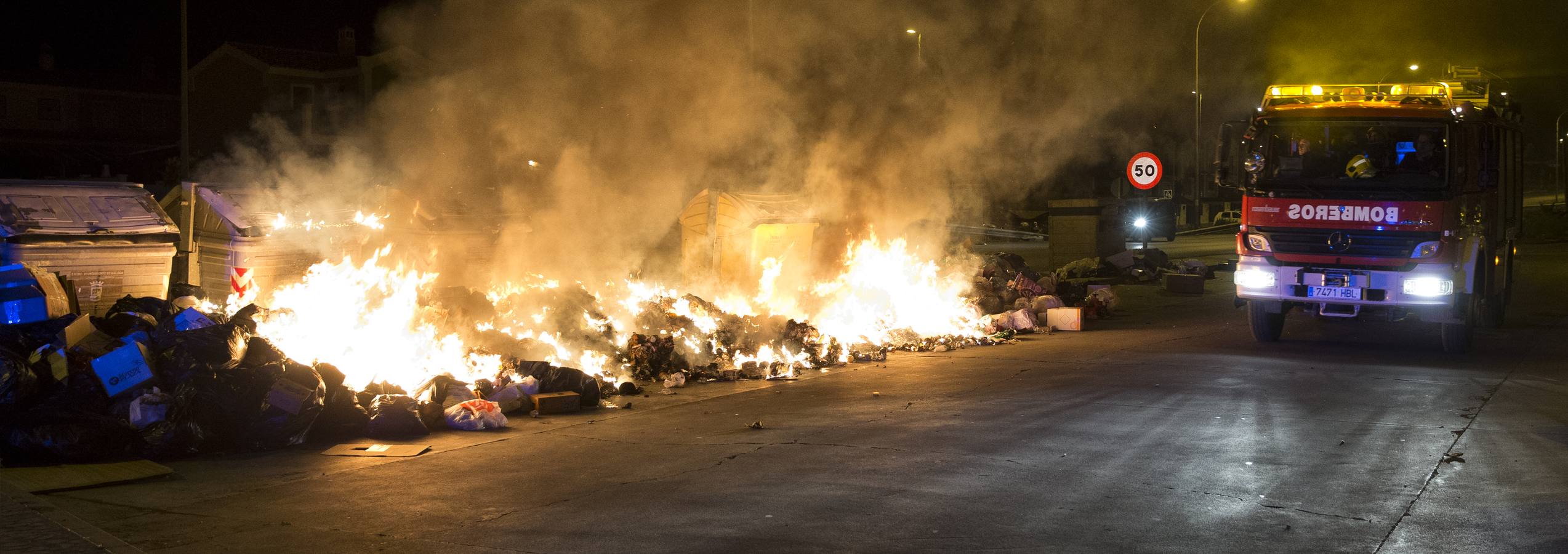 Una noche en llamas: SUR acompaña a los servicios de emergencias en la madrugada más conflictiva de la huelga de basura