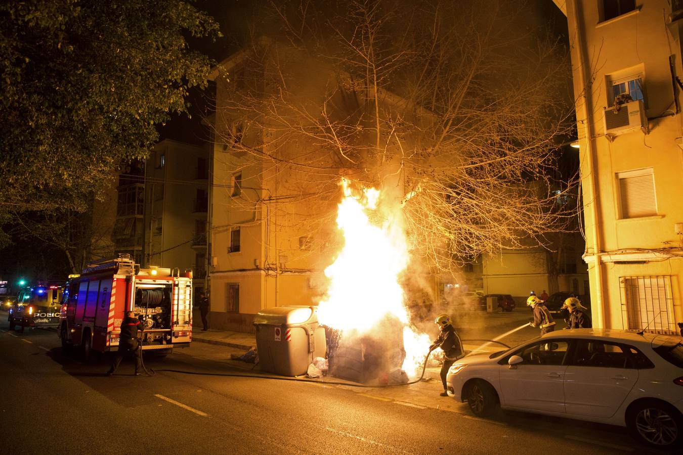 Una noche en llamas: SUR acompaña a los servicios de emergencias en la madrugada más conflictiva de la huelga de basura