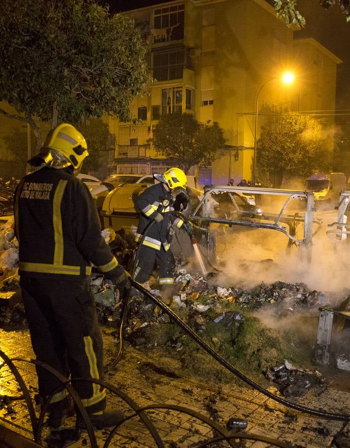 Una noche en llamas: SUR acompaña a los servicios de emergencias en la madrugada más conflictiva de la huelga de basura