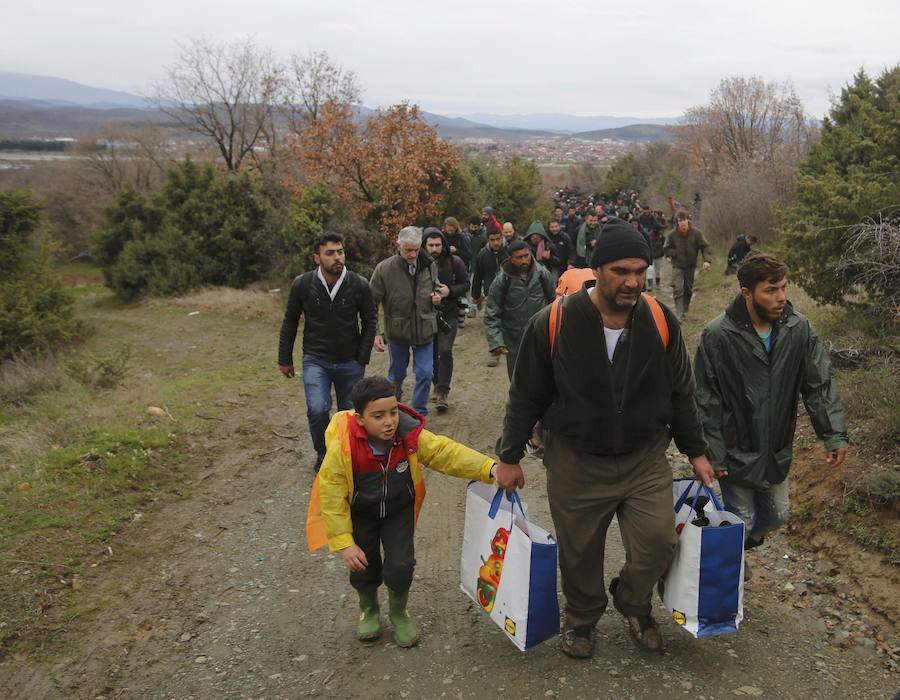 Un millar refugiados logra cruzar de Grecia a Macedonia