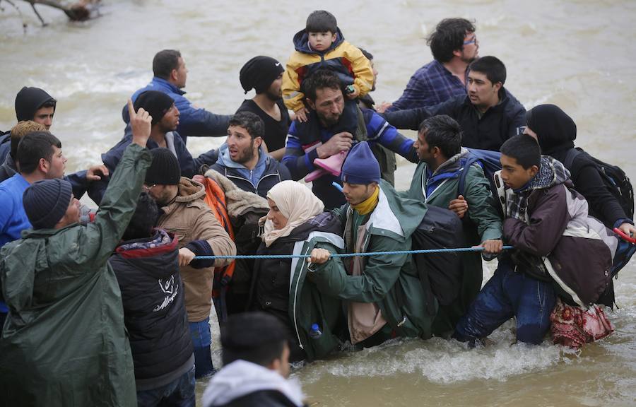 Un millar refugiados logra cruzar de Grecia a Macedonia