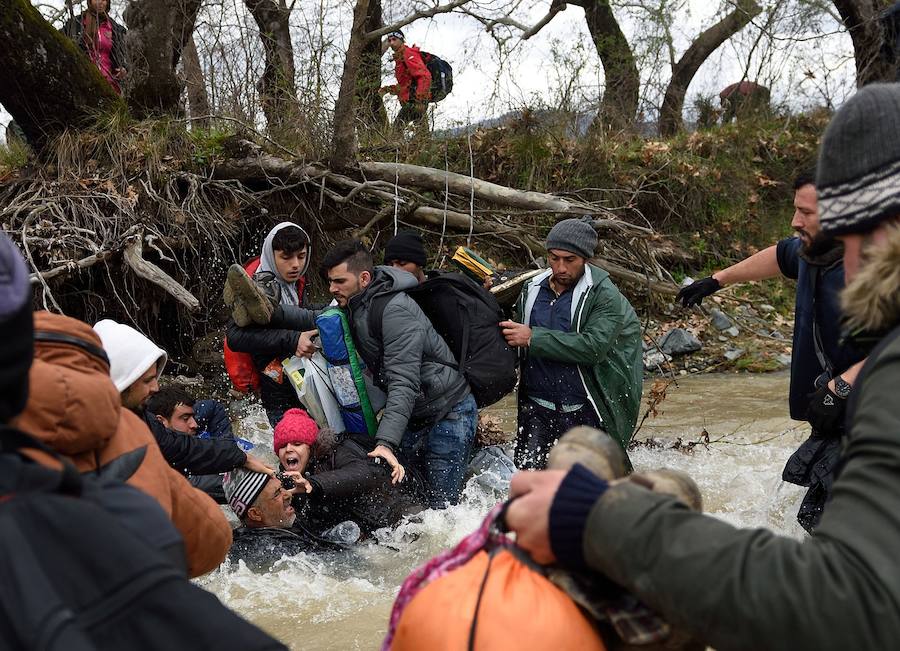 Un millar refugiados logra cruzar de Grecia a Macedonia